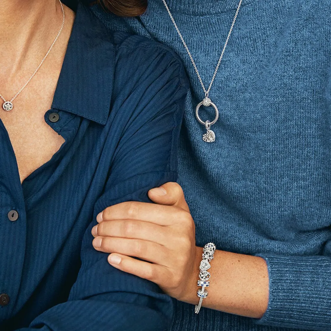Charm Clip Scintillant Incolore & Bleu Pandora Timeless
