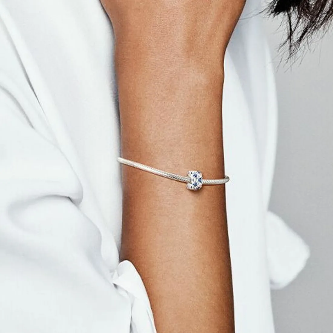 Charm Clip Scintillant Incolore & Bleu Pandora Timeless