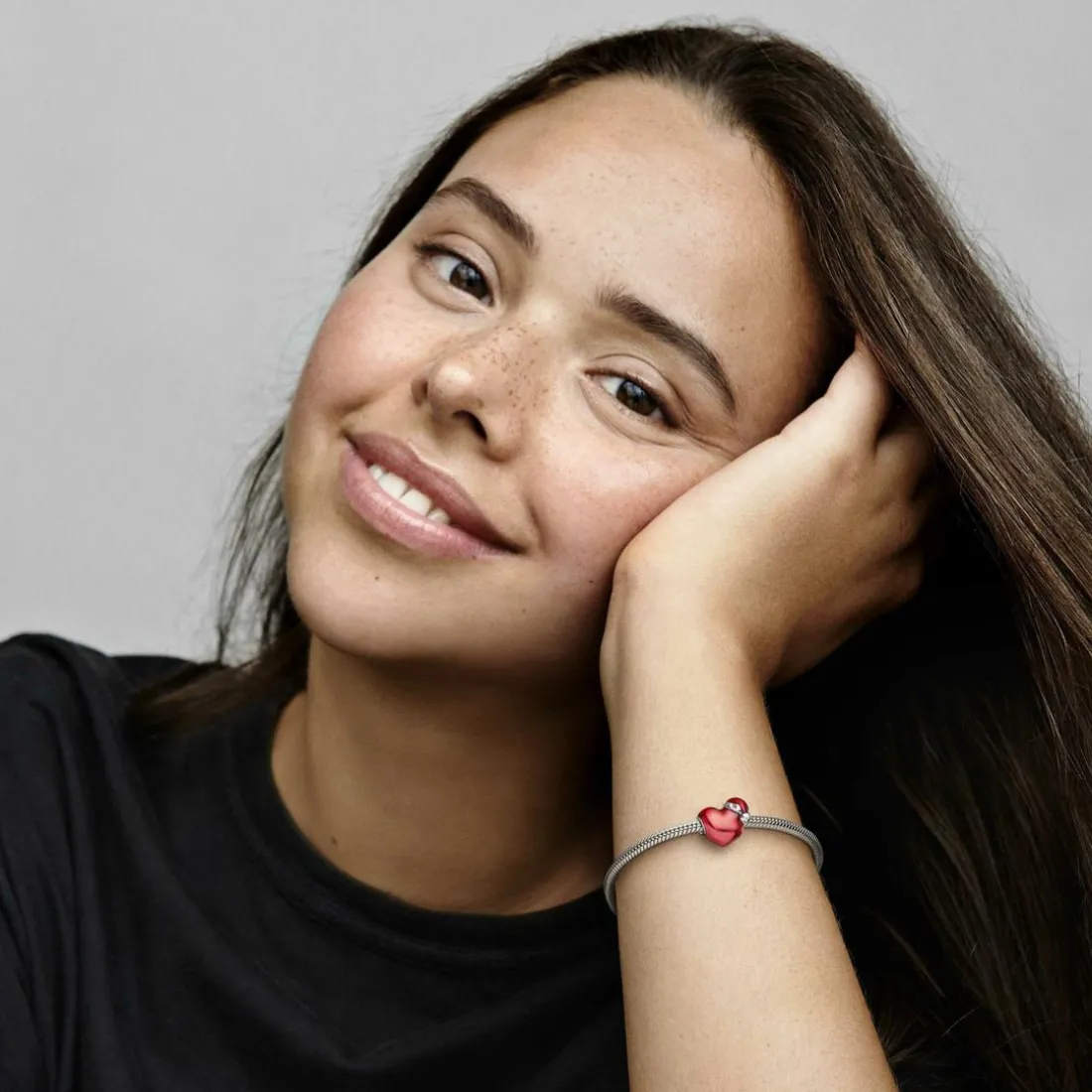 Charm Cœur de Noël Rouge Métallisé – Pandora Moments
