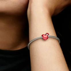 Charm Cœur de Noël Rouge Métallisé – Pandora Moments