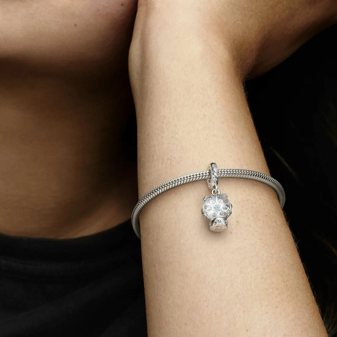 Charm Femme Pendant Boule à Neige et Flocon Pandora Moments