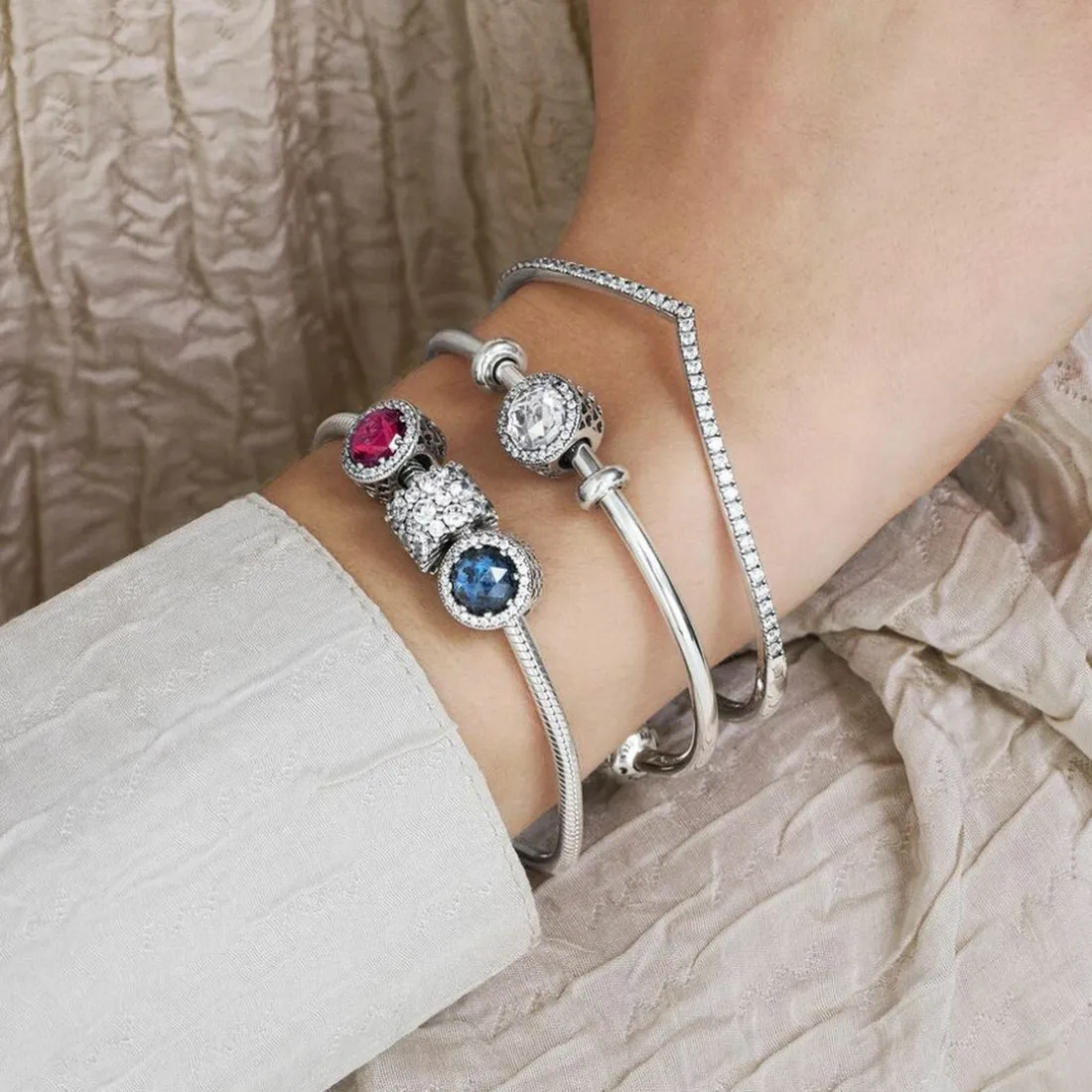 Charm Pandora Moments scintillant bleu foncé