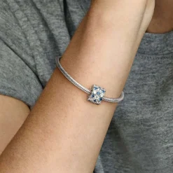 Charm Pandora Timeless scintillant bleu Incolore