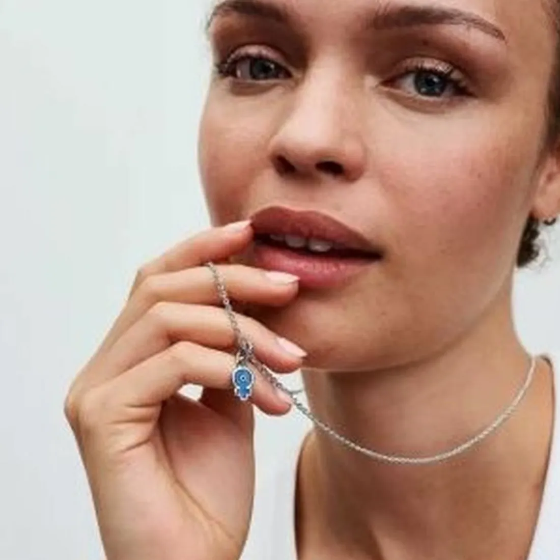 Charm Pendant Puissance Féminine Opalescent