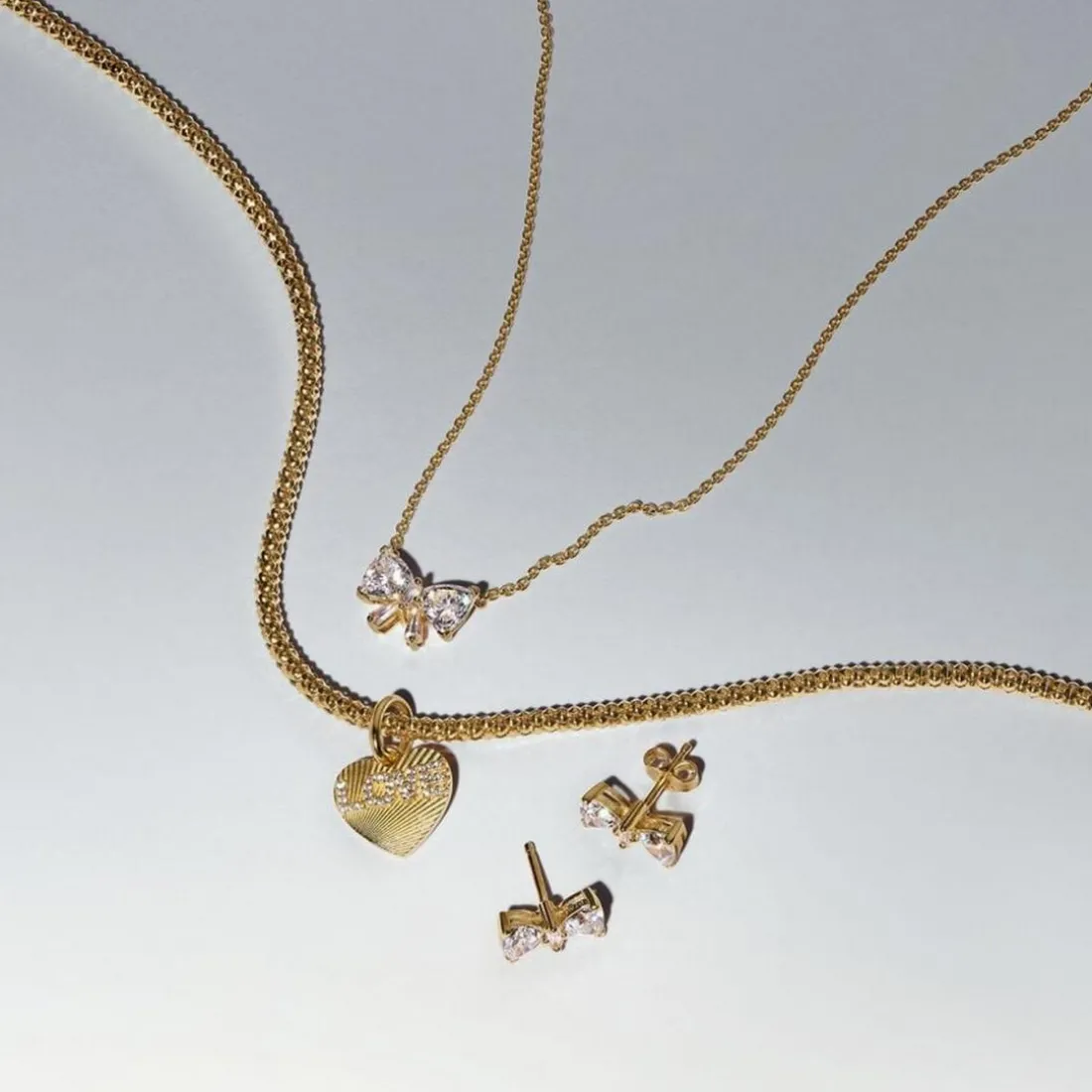 Clous d’Oreilles Nœud Scintillant Doré